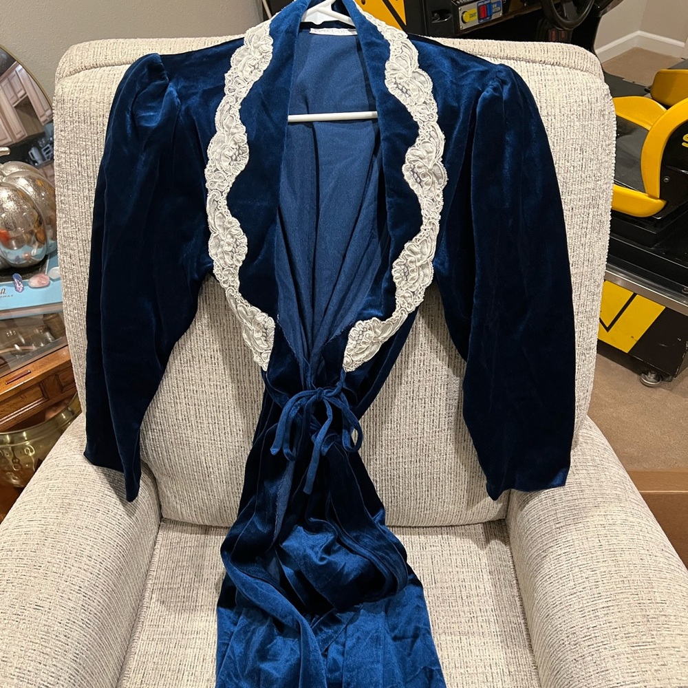 Vintage Komar Blue Velvety lace robe